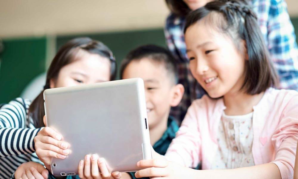 電子機器を使って勉強する子ども達