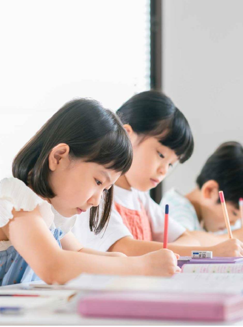 勉強する子ども達