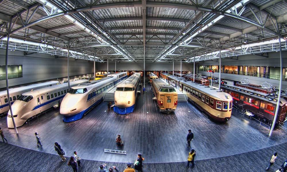 鉄道や新幹線が並ぶ施設