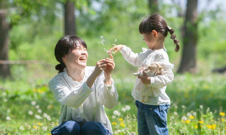 親子で戯れている様子