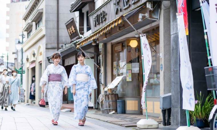 浴衣で歩く女性2人