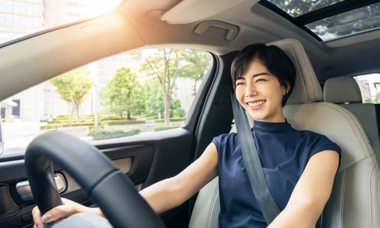 車を運転する女性