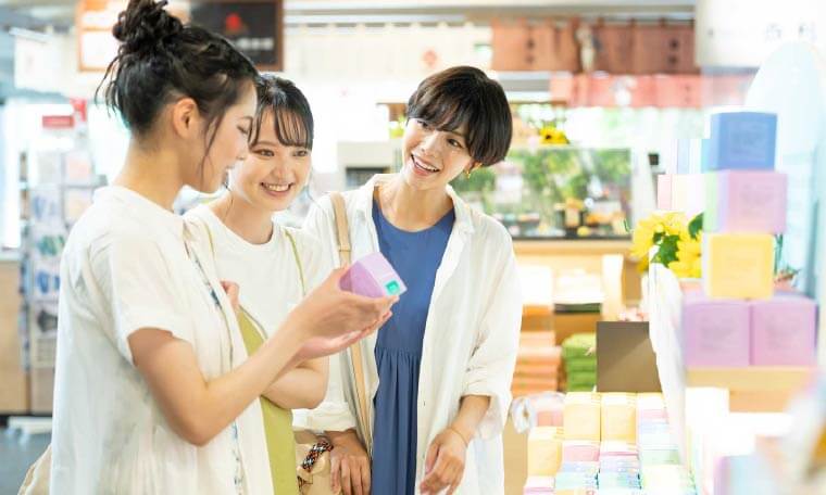 お店で品物を見る女性達