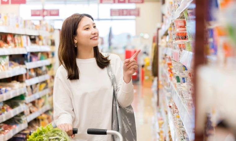 買い物をする女性