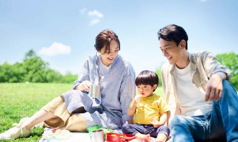 家族でピクニックをしている様子