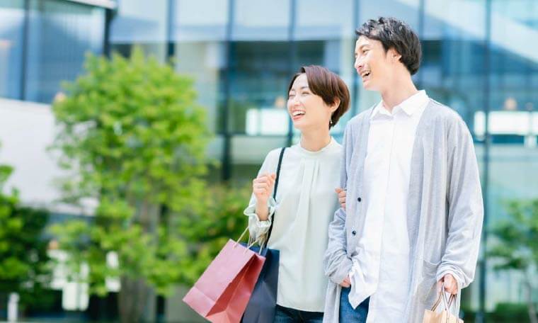 ショッピングを楽しむ男女