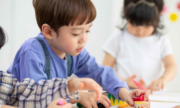 勉強する子ども達