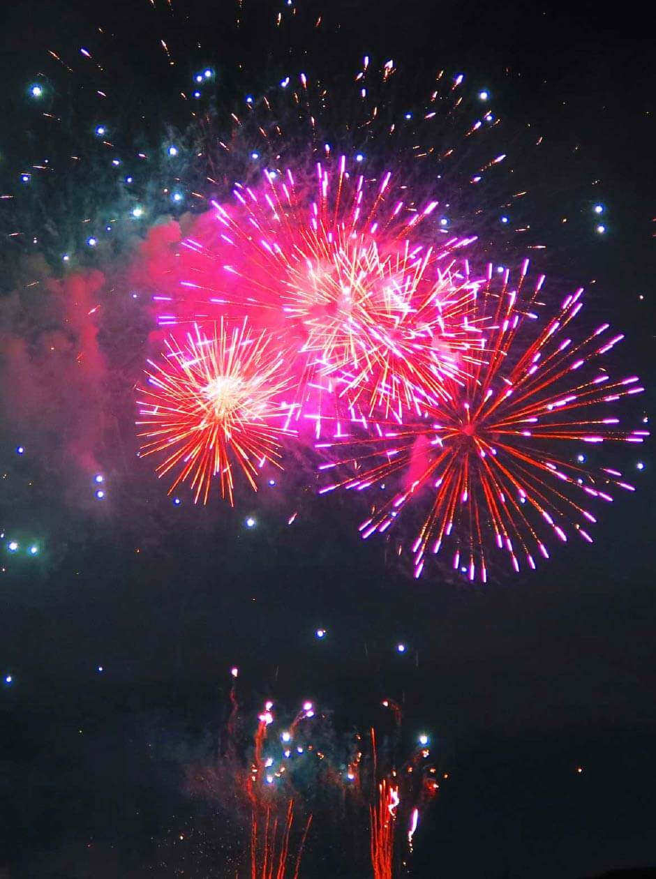 打ち上げ花火（赤みがかった色）