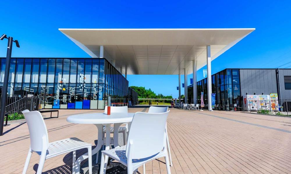 外にあるテーブルと椅子