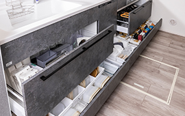 足元スライドキャビネット収納